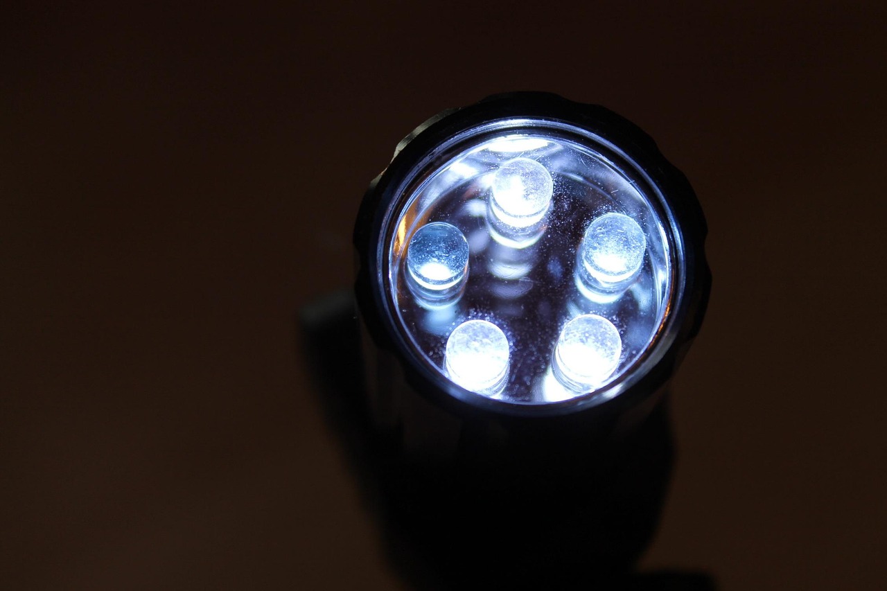 家用led灯是几伏电压-led灯家庭使用多大瓦的合适