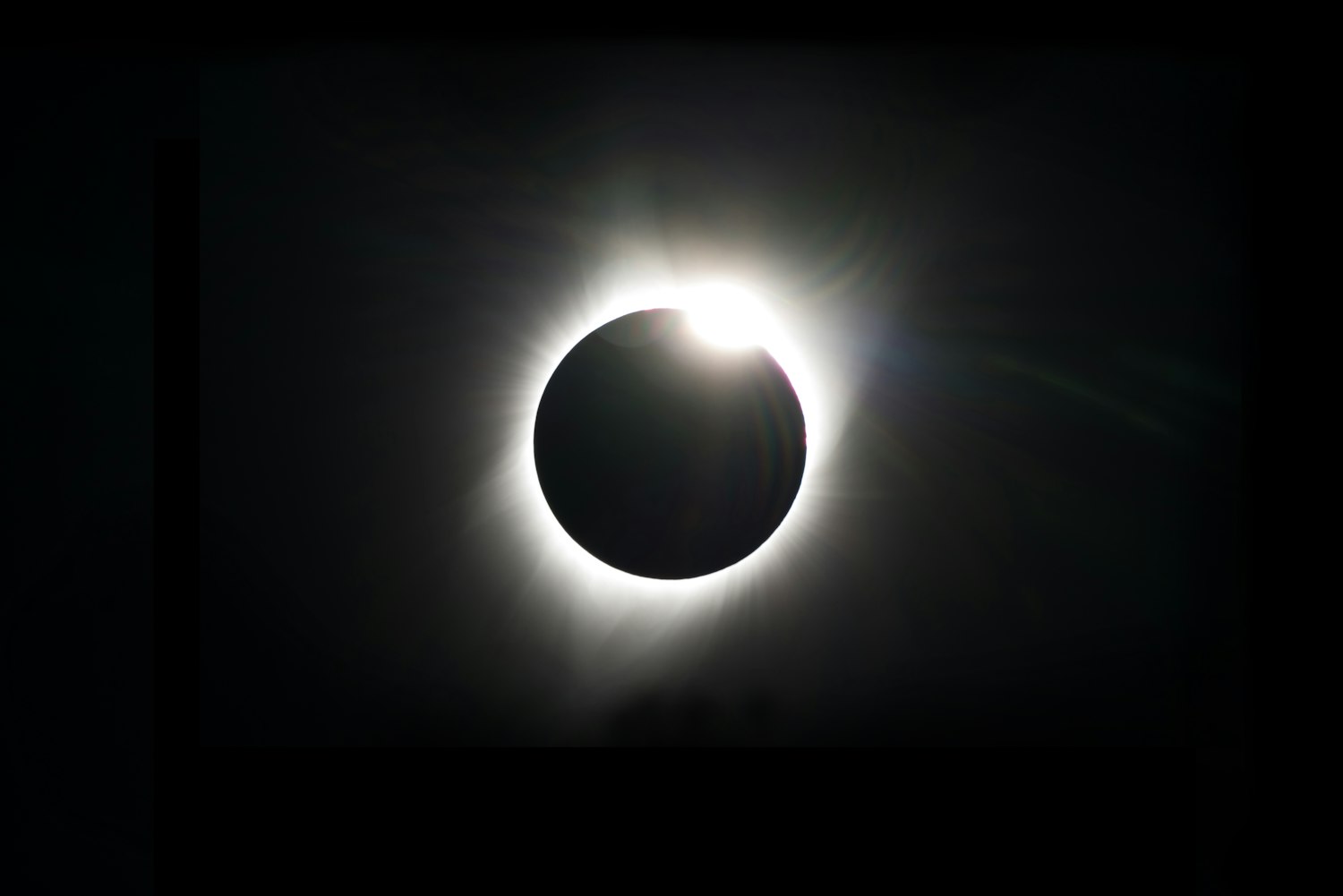 “太阳、月亮和地球的关系是怎样的？” 太阳月亮与地球的关系？